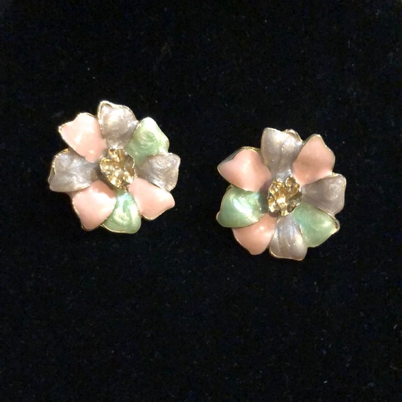 Vintage Flower Earrings - Picture 2 of 4